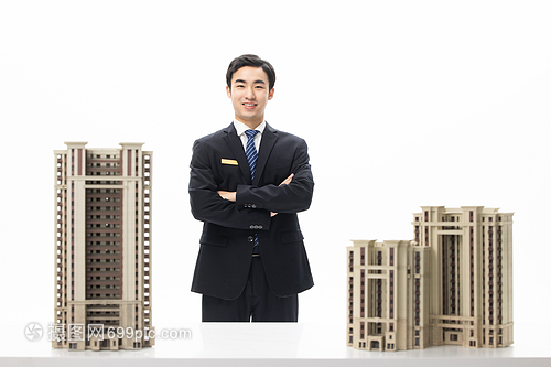 帥氣房產(chǎn)經(jīng)紀(jì)介紹新樓盤